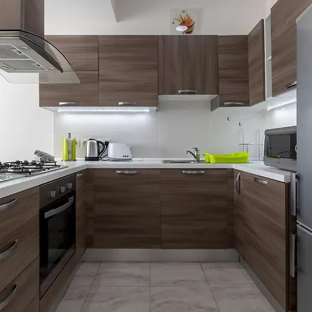 Sunny Penthouse Wterrace And Open Views Daire